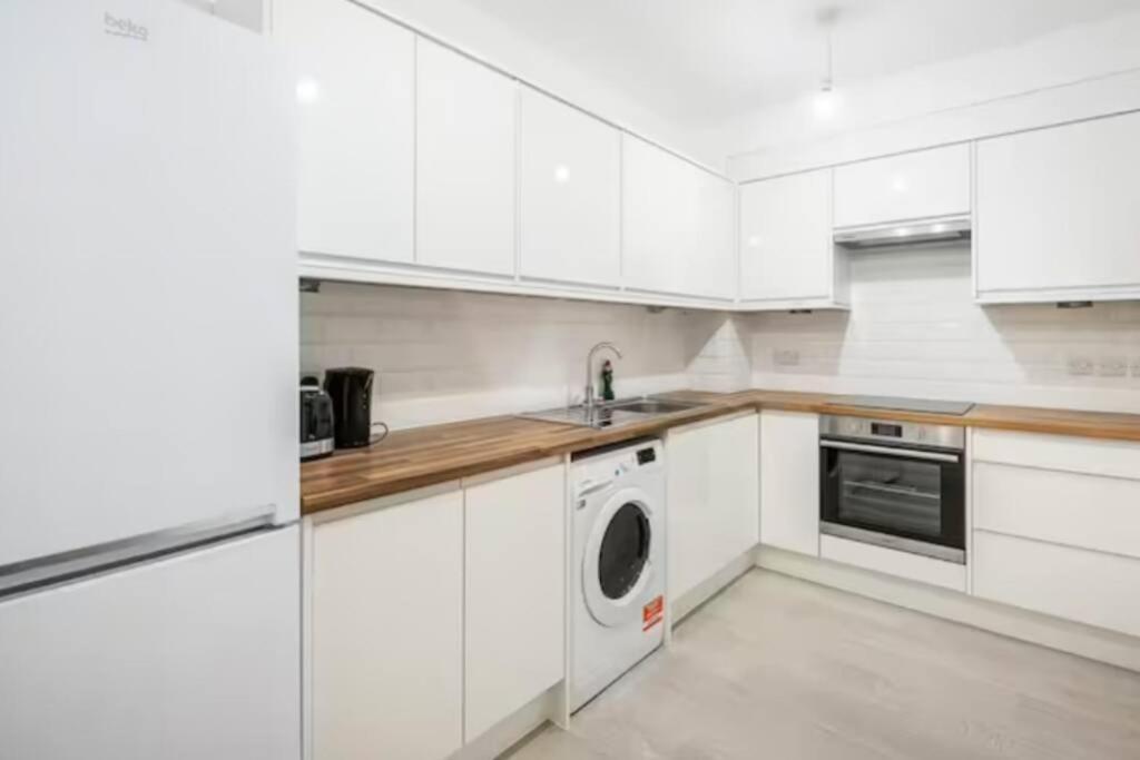 Boutique Modern Hotel Room For Two Near Tube And Bus Stations Londres Exterior foto
