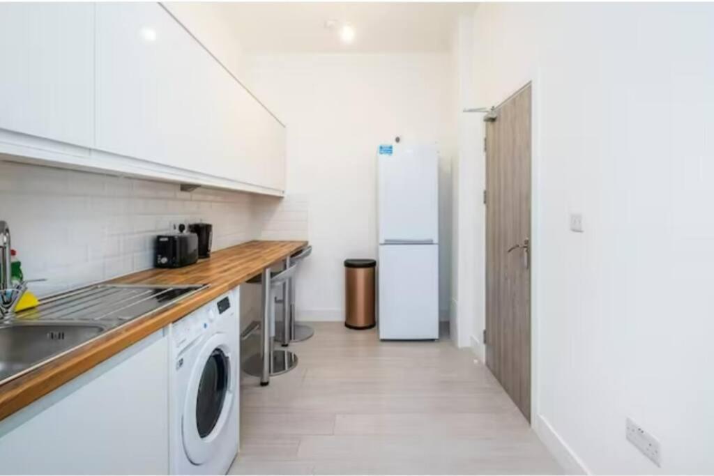 Boutique Modern Hotel Room For Two Near Tube And Bus Stations Londres Exterior foto