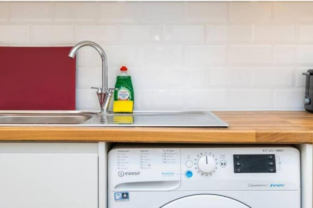 Boutique Modern Hotel Room For Two Near Tube And Bus Stations Londres Exterior foto
